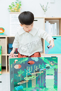 儿童玩玩具摄影照片_玩耍玩耍孩子室内玩玩具摄影图配图