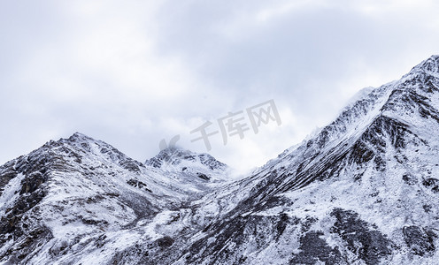 巴郎山摄影照片_川西巴郎山雪山早上雪山路上拍摄摄影图配图