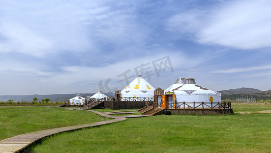 白云背景图摄影照片_草原天路上午蒙古包夏季素材摄影图配图
