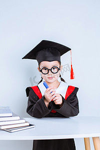 毕业季人物摄影照片_人物形象白天女孩室内棚拍学习摄影图配图