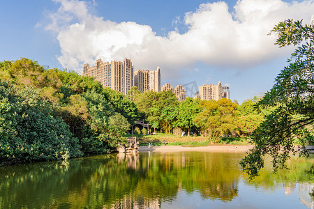 湖水白云摄影照片_夏日午后湖景绿化景色摄影图配图