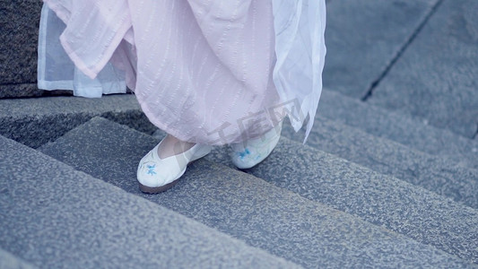 实拍高清汉服小姐姐走路特写