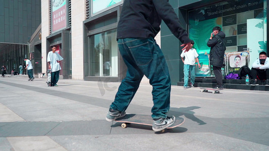 广场青年玩滑板实拍