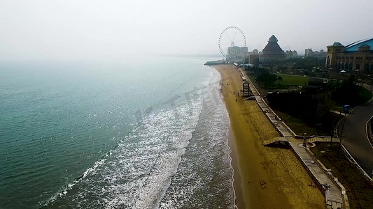 航拍青岛海边海浪摩天轮