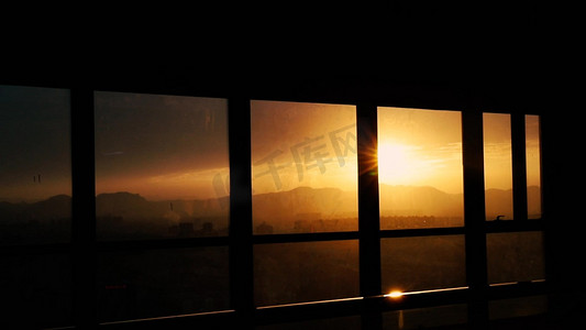 夕阳照射摄影照片_实拍窗户夕阳阳光照射素材