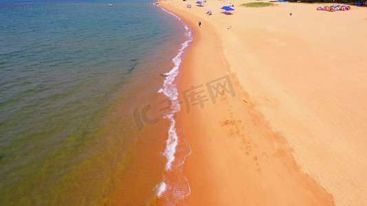 渐变风景摄影照片_航拍唯美海边金色沙滩美景