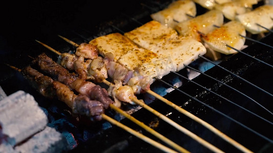 夏天烧烤摄影照片_实拍夏天烧烤夜市路边摊