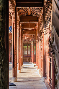 复古缝纫机矢量摄影照片_古建筑夏日午后旅游出游复古建筑摄影图配图