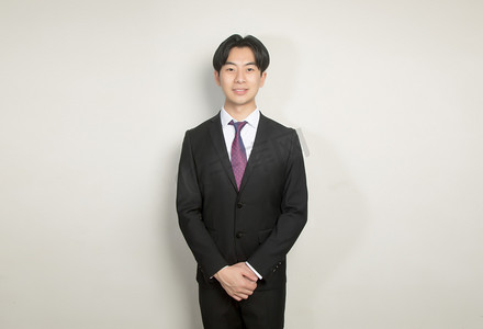 商务男领带形象西服摄影图配图男士领导表情规整疑惑摄影图配图男士