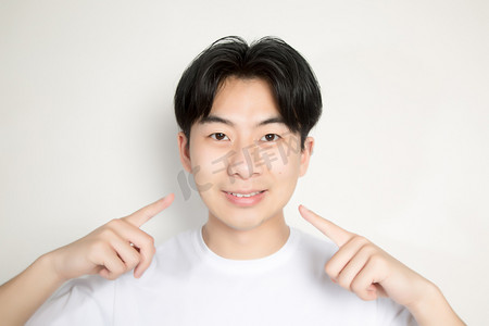 男生表情特写阳光姿态摄影图配图个人vip和企业vip免费下载男生微笑手