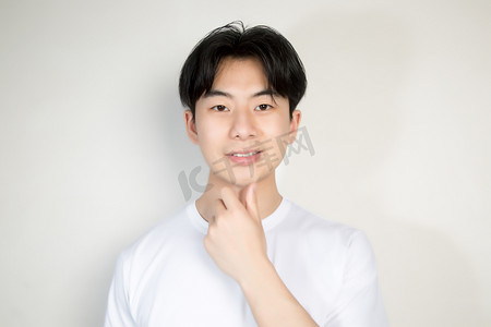 阳光剃须姿势人像摄影图配图男生掏耳朵棉签姿势手势摄影图配图倾斜的