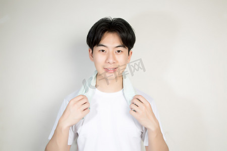 擦头发特写早晨人像摄影图配图男士阳光剃须姿势人像摄影图配图男生掏
