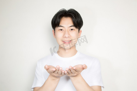 男士写真摄影照片_微笑写真男生人像手势摄影图配图