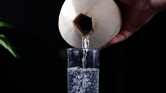 倒饮料摄影照片_倒椰汁海南椰子新鲜椰子水
