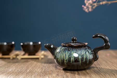 茶具下午一个茶壶在桌面放置摄影图配图