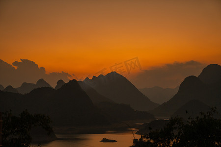 中国风手绘山水摄影照片_夕阳夜晚山水风景全景摄影图配图