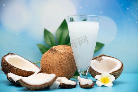 椰子椰汁早上椰汁家里饮食摄影图配图
