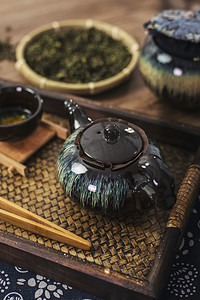 传统茶叶摄影照片_茶具白天茶壶在桌上放置摄影图配图