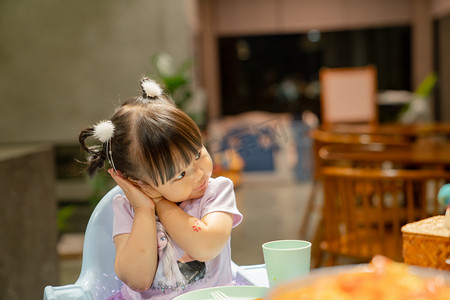 发呆女孩摄影照片_侧头杀夜晚女孩餐厅侧头摄影图配图