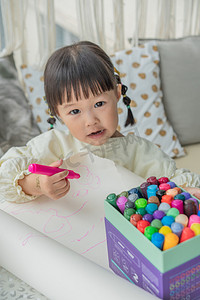 六一儿童节玩具摄影照片_天真女孩下午儿童阳台画画正面摄影图配图