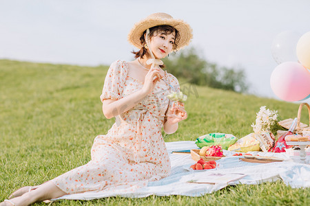 夏天文艺白天野餐的美女户外吃水果摄影图配图