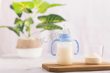 奶瓶奶制品奶粉母婴用品摄影图配图