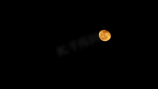 水底慢慢升起的气泡摄影照片_夜晚月亮升起摄影高清实拍
