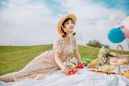 520促销艺术字摄影照片_文艺夏天白天穿着碎花裙的美女户外草地野餐摄影图配图