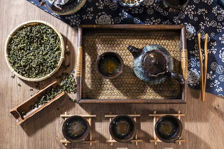 茶具摄影照片_茶道下午茶具和茶叶在桌面摆放摄影图配图