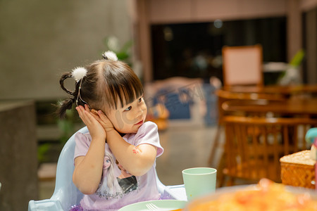 侧头杀夜晚女孩小可爱餐厅扮可爱摄影图配图