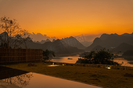 山水数目摄影照片_桃花湖晚霞傍晚山水风景民宿全景摄影图配图