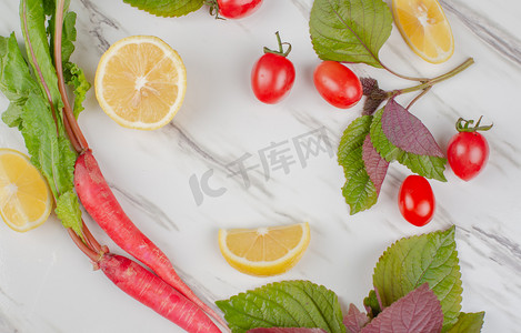 果蔬夏季柠檬圣女果大理石纹桌面新鲜摄影图配图