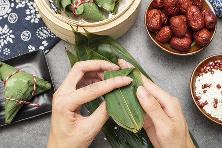 端午佳节白天包粽子美食厨房静物摆拍摄影图配图