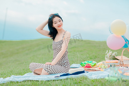 夏天田野摄影照片_文艺夏天白天野餐美女草坪坐在地上摄影图配图