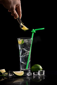 夏季柠檬汁摄影照片_青柠冰块夏季冰饮素材摄影图配图