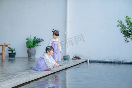 古风人物摄影照片_两个汉服小可爱上午儿童户外玩水摄影图配图