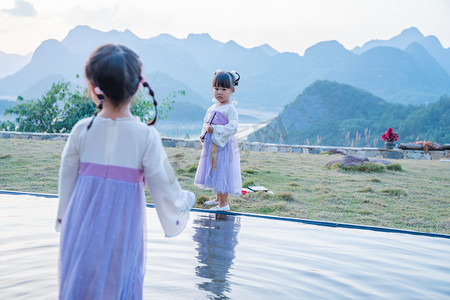 汉服女孩下午儿童户外玩水摄影图配图