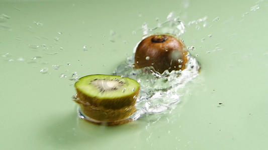 猕猴桃奇异果入水