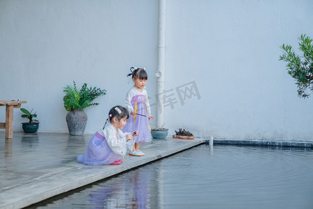 两个汉服姑娘下午儿童户外玩水摄影图配图