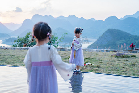 山水人摄影照片_汉服儿童节中午儿童户外全身摄影图配图