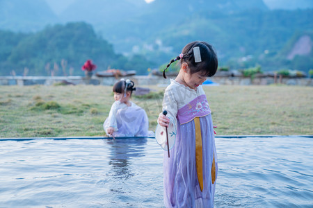 小孩玩水摄影照片_古风汉服玩水儿童中午女孩娃娃户外玩水摄影图配图