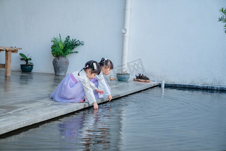 西溪子摄影照片_两小无猜下午儿童户外水边玩水摄影图配图