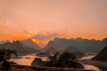 落日余晖夕阳山水风景全景摄影图配图