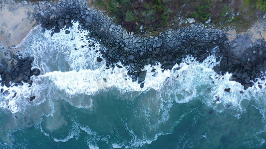 大海礁石摄影照片_航拍海边浪花礁石俯瞰实拍