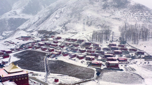 航拍雪景中的村庄素材