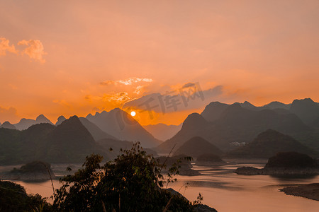 古风山水场景摄影照片_落日夕阳山水风景全景摄影图配图