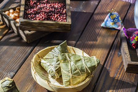 粽子复古摄影照片_粽子传统端午食物中午粽子室内静物摄影图配图