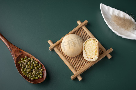 绿豆粉摄影照片_中国风传统美食美味绿豆饼摄影图配图