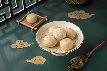 绿豆粉摄影照片_中国风传统美食小吃绿豆饼摄影图配图