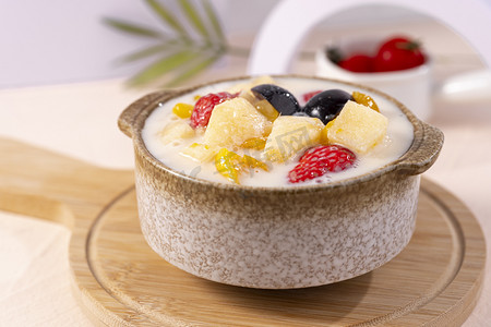 一碗甜甜的美味饮品水果奶摄影图配图